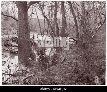 „Blackburn's Ford Rapidan River, The Wilderness“ fängt einen entscheidenden Moment im Amerikanischen Bürgerkrieg ein und zeigt eine Szene aus der Schlacht um die Wildnis in Virginia, die den intensiven Konflikt veranschaulicht. Stockfoto