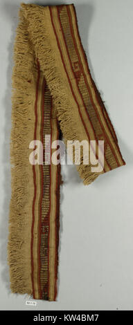 Dieses Border Fragment, Teil der MET-Kollektion, ist ein altes Textilartefakt, das kompliziertes Design und handwerkliches Können zeigt und historische Textilkunst hervorhebt. Stockfoto