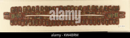 Dieses Grenzfragment aus der MET-Sammlung ist ein altes Artefakt mit komplexen Mustern und historischer Handwerkskunst. Sein Design unterstreicht die Kunstfertigkeit und kulturelle Bedeutung der antiken Textilien. Stockfoto