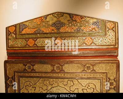 Die Bindung für die Mantiq al tayr (Sprache der Vögel), Teil der MET-Sammlung, stellt ein bedeutendes historisches und kulturelles Artefakt dar. Dieses Kunstwerk wird mit persischer Literatur und Mystik in Verbindung gebracht und zeigt komplizierte Handwerkskunst in der Buchbinderei. Stockfoto