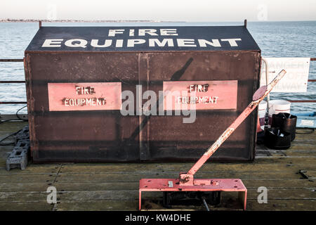 Alte Fire Geräteschrank auf Southend Pier Stockfoto