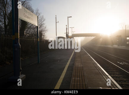 Gowerton Bahnhof an einem nebligen Morgen. Stockfoto