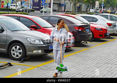 Parkplatz Reinigung Frau in Kunshan, China. Stockfoto