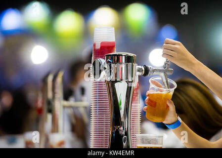 Barkeeper abfüllen Bier in einer Bar von Beer Dispenser Stockfoto