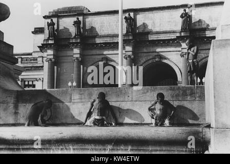 African American youth Schwimmen in Brunnen gegenüber vom Union Station, Washington, DC, 1938. Von der New York Public Library. Stockfoto