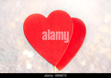 Im Schnee liegt ein rotes Herz aus Holz. Vorlage für eine Weihnachtskarte mit einem weißen Textur und freien Platz für Text Stockfoto