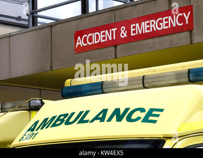 Dach von einem Krankenwagen cab zeigt Light Bar und Krankenwagen signage außerhalb einer Notfallstation eines Krankenhauses geparkt. Stockfoto