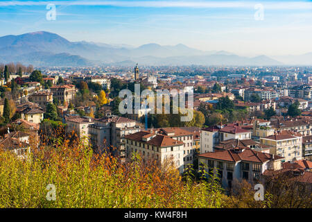 Eine Dachterrasse mit Blick auf die Stadt Bergamo in Italien Stockfoto