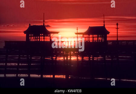 Roter Himmel Sonnenuntergang hinter Silhouette von St Annes Pier auf Fylde Coast, England. Stockfoto