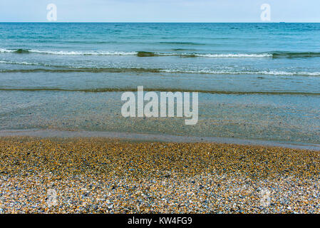 Schwarzes Meer Strand voller Regale Stockfoto