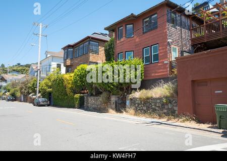 Wohnungen gebaut auf einem Hügel auf Mar W Straße über Tiburon, Kalifornien, 2016. Die Immobilienpreise in Tiburon gehören zu den höchsten in der San Francisco Bay Area, wie viele Wohnungen haben Blick auf die Stadt von San Francisco. Stockfoto