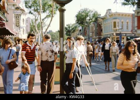 Menge Szene im Disneyland Park in Anaheim, Kalifornien, 1980. Stockfoto