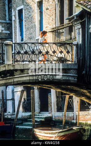 Pederstrian Kreuzung Brücke über den schmalen Kanal in Venedig backstreet. Stockfoto