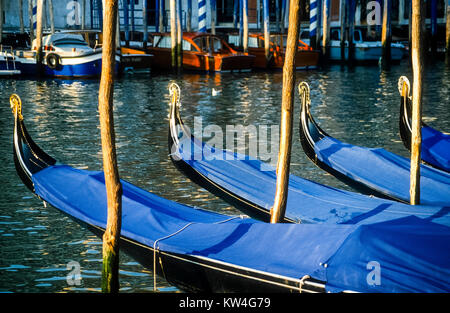 Typische Gondeln in Venedig Canal. Stockfoto