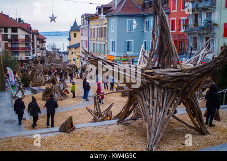 Évian-les-Bains, Frankreich, 29. Dezember 2017. Stadt ist mit Holz scultures für die Ausstellung von Le fabuleux Dorf oder La Legende de flottins gefüllt Stockfoto