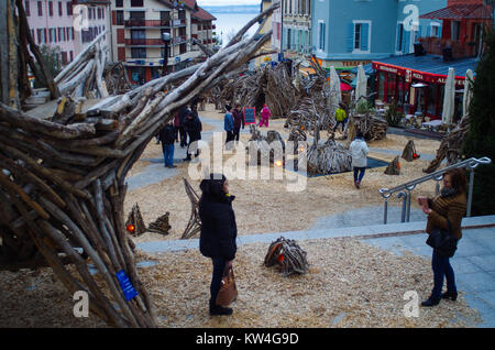 Évian-les-Bains, Frankreich, 29. Dezember 2017. Stadt ist mit Holz scultures für die Ausstellung von Le fabuleux Dorf oder La Legende de flottins gefüllt Stockfoto