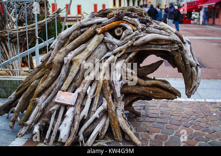 Évian-les-Bains, Frankreich, 29. Dezember 2017. Stadt ist mit Holz scultures für die Ausstellung von Le fabuleux Dorf oder La Legende de flottins gefüllt Stockfoto