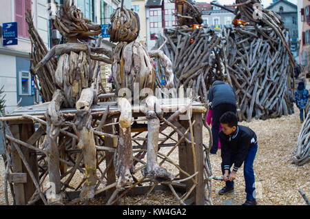 Évian-les-Bains, Frankreich, 29. Dezember 2017. Stadt ist mit Holz scultures für die Ausstellung von Le fabuleux Dorf oder La Legende de flottins gefüllt Stockfoto