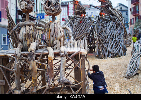 Évian-les-Bains, Frankreich, 29. Dezember 2017. Stadt ist mit Holz scultures für die Ausstellung von Le fabuleux Dorf oder La Legende de flottins gefüllt Stockfoto