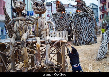 Évian-les-Bains, Frankreich, 29. Dezember 2017. Stadt ist mit Holz scultures für die Ausstellung von Le fabuleux Dorf oder La Legende de flottins gefüllt Stockfoto