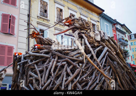 Évian-les-Bains, Frankreich, 29. Dezember 2017. Stadt ist mit Holz scultures für die Ausstellung von Le fabuleux Dorf oder La Legende de flottins gefüllt Stockfoto