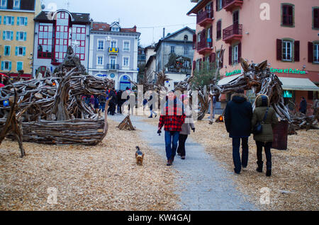 Évian-les-Bains, Frankreich, 29. Dezember 2017. Stadt ist mit Holz scultures für die Ausstellung von Le fabuleux Dorf oder La Legende de flottins gefüllt Stockfoto