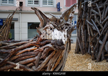 Évian-les-Bains, Frankreich, 29. Dezember 2017. Stadt ist mit Holz scultures für die Ausstellung von Le fabuleux Dorf oder La Legende de flottins gefüllt Stockfoto