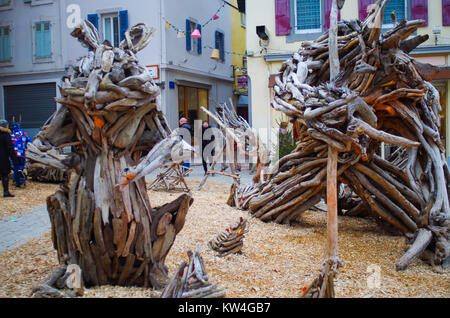 Évian-les-Bains, Frankreich, 29. Dezember 2017. Stadt ist mit Holz scultures für die Ausstellung von Le fabuleux Dorf oder La Legende de flottins gefüllt Stockfoto