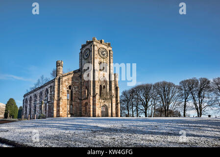 Die shell des verfallenen Brand beschädigt Campsie Hohe Kirche im Lennoxtown in der Nähe von Glasgow, Schottland an einem verschneiten Wintertag. Stockfoto