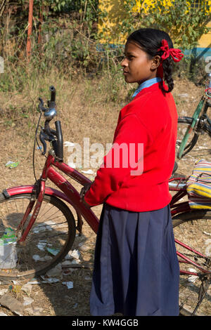Indien. Bihar. Bamdah. Schulmädchen in Uniform mit Ihrem Fahrrad. Die Regierung gab Mädchen fahrräder zu ermutigen, um in die Schule zu gehen. Stockfoto