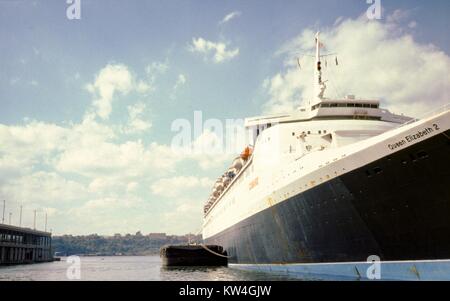 Der Cunard Line Queen Elizabeth 2 Kreuzfahrtschiff im Hafen, New York City, New York, 1975. Stockfoto