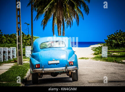 American blue Chevrolet Oldtimer vor dem Strand in Varadero Kuba - Serie Kuba Reportage geparkt Stockfoto