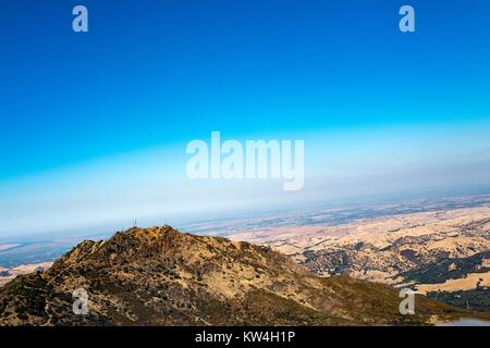 Blick vom Gipfel des Mount Diablo in der San Francisco Bay Area, südöstlich in Richtung der Hügel in der Nähe von Brentwood, Kalifornien, 13. August 2016. Mount Diablo ist der höchste Gipfel in der San Francisco Bay Area, und hat eine der größten viewsheds jeder Berg in den westlichen Vereinigten Staaten. Stockfoto