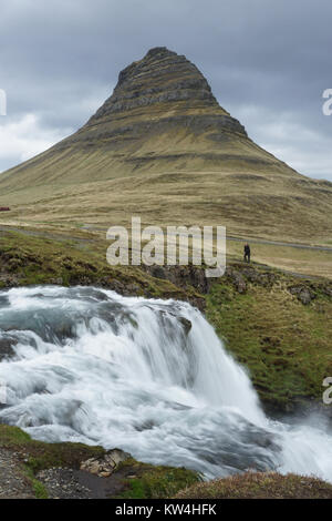 Kirkjufellsfoss Wasserfall auf der Halbinsel Snaefellsnes im Westen Islands. Kirkjufell Berg, einem erloschenen Vulkan, im Hintergrund. Stockfoto
