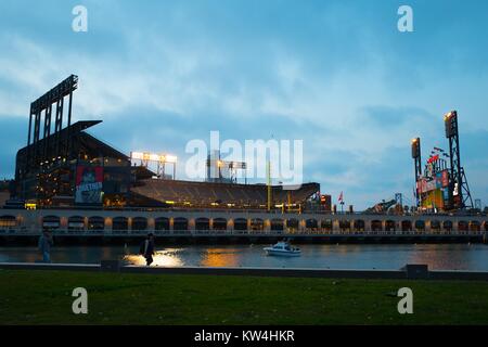 ATT Park, Heimat der San Francisco Giants Baseball Team, in der Nacht nach einem Heimspiel, von China Basin Park über McCovey Cove, San Francisco, Kalifornien, 21. August 2016 angesehen beleuchtet. Stockfoto