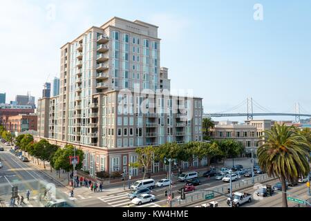 Luftaufnahme der Schnittpunkt des 2. Street und King Street (Willie Mays Plaza), die östliche Grenze der South Beach/Embarcadero, San Francisco, Kalifornien, USA, mit der Bay Bridge im Hintergrund sichtbar, San Francisco, Kalifornien, 21. August 2016. Stockfoto