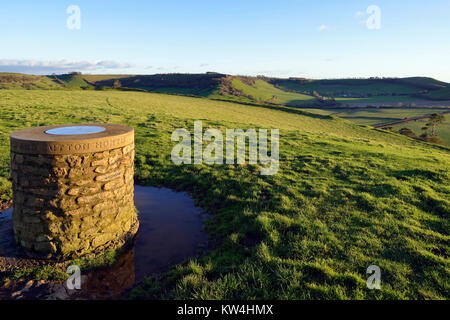 Niedrige Winter Sonne auf sumit von Cadbury Castle mit Corton Hill & Whitcombe über Stockfoto