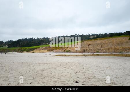 Pebble Beach Golf Course, gesehen vom östlichen Ende von Carmel City Beach in Carmel-By-The-Sea, Kalifornien, 20. August 2016. Stockfoto