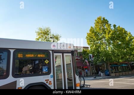 Auf Castro Street, in der Innenstadt Teil des Silicon Valley Stadt Mountain View, Kalifornien, ein Bus fährt vorbei mit einem Schild darauf hinweist, dass es der NASA Ames Research Center unterwegs ist, Mountain View, Kalifornien, 24. August 2016. Stockfoto