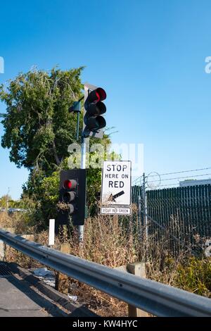 Rampe mit dem roten Ampel am US-Highway 101 im Silicon Valley Stadt Mountain View, Kalifornien, 24. August 2016. Die m werden verwendet, um den Datenverkehr während der Rush Hour, Steuern, wenn Verkehrsbehinderungen verdoppeln oder verdreifachen, Transit durch Silicon Valley, Mountain View, Kalifornien. Stockfoto