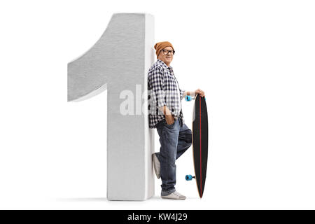 In voller Länge Porträt eines alten Hipster mit einem Longboard gegen einen Karton Nummer eins auf weißem Hintergrund schiefen Stockfoto