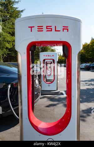 Blick durch die hohle Middles mehrere Ladegeräte mit Tesla Logos an einem Kompressor schnelle Batterie Ladestation für Elektrofahrzeuge Firma Tesla Motors, im Silicon Valley Stadt Mountain View, Kalifornien, 24. August 2016. Stockfoto