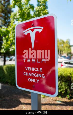 Schild "Tesla Fahrzeug nur Laden" ein Kompressor schnelle Batterie Ladestation für Elektrofahrzeuge Firma Tesla Motors, im Silicon Valley Stadt Mountain View, Kalifornien, 24. August 2016. Stockfoto