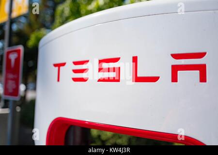 Nahaufnahme von Tesla Logo auf ein Ladegerät an einem Kompressor schnelle Batterie Ladestation für Elektrofahrzeuge Firma Tesla Motors, im Silicon Valley Stadt Mountain View, Kalifornien, 24. August 2016. Stockfoto
