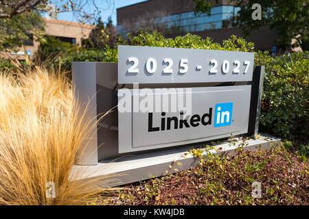 Schilder mit Logo in der Zentrale der professionellen Social Networking unternehmen LinkedIn, im Silicon Valley Stadt Mountain View, Kalifornien, 24. August 2016. Stockfoto