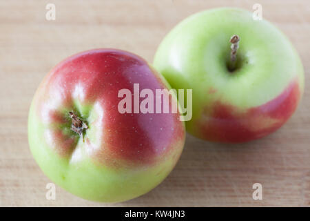 Zwei Äpfel auf hölzernen Einfassung Stockfoto
