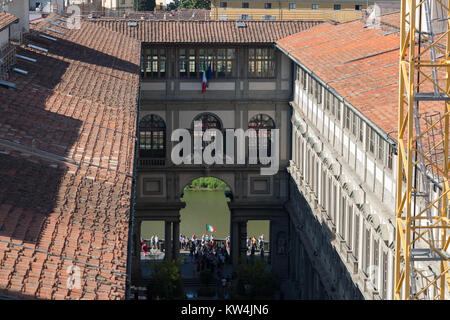 Die Uffizien mit dem Palazzo Vecchio in Ferne, Florenz, Toskana