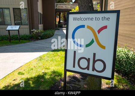 Signage lesen' Willkommen im Labor", an den Googleplex, dem Hauptsitz der Firma Google Search Engine im Silicon Valley Stadt Mountain View, Kalifornien, 24. August 2016. Stockfoto