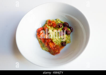 Guacamole Vorspeise, mit salsa Fresca und die Oliven in einer weißen Schüssel Stockfoto