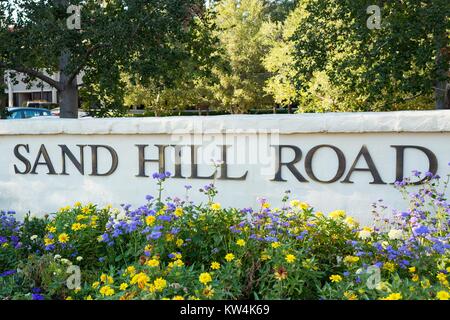 Signage für Sand Hill Road, mit Blumen, im Silicon Valley Stadt Menlo Park, Kalifornien, 25. August 2016. Im Silicon Valley Kultur, und Hill Road' wird als metonym Für die Venture Capital Industrie verwendet, wie viele prominente Venture Capital Firmen haben Niederlassungen entlang der Straße. Stockfoto